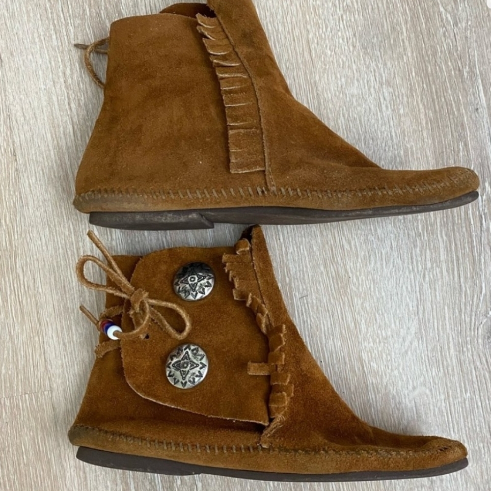 Minnetonka Brown Moccasins with Silver Conch Accents 7.5
